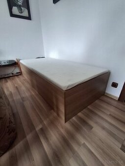 Posteľ