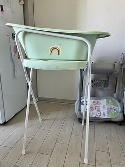 Vanicka so stojanom a prebalovaci pult na vanu