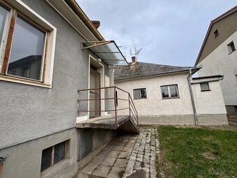 - výhradný predaj rodinného domu s predzáhradkou a záhradou