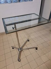 Stolík na zdravotnícke inštrumenty.