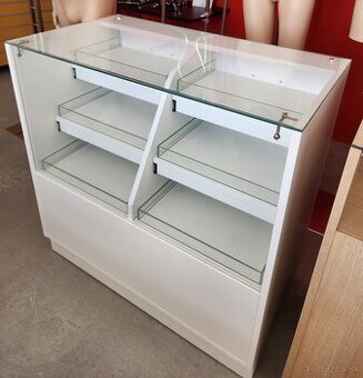 Výstavná stolová vitrína