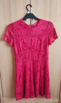 Cervene krajkove saty, c. 42