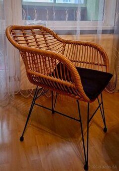 Stôl a kreslá na balkón