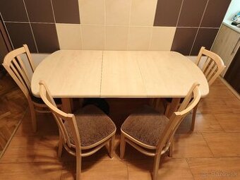 Predám rozkladací drevený stôl so stoličkami