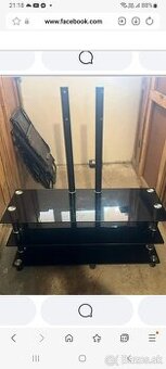 Sklenený stolik na tv