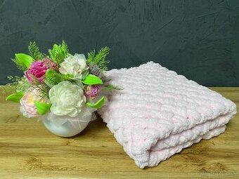 Háčkovaná baby pink (svetloružová) deka z jemnej puffy vlny