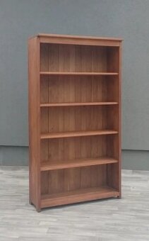 Knižnica so 4 policami.