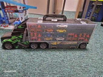 Kamión s autíčkami