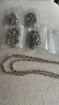 Tenučká retiazka 90 cm s karabínkami