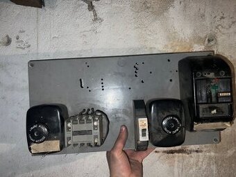 Starý elektrický rozvádzač / panel