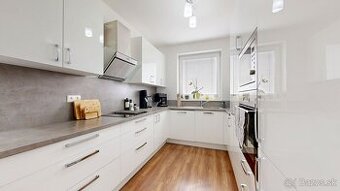 MODERNÝ 3-IZBOVÝ BYT S VÝHĽADOM NA KARPATY – RODINNÉ BÝVANIE
