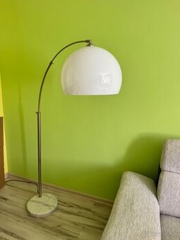 Dizajnová oblúková stojaca lampa