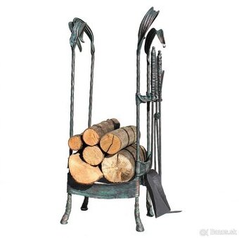 Stojan na drevo s krbovým náradím.