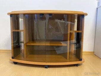 Stolík pod televízor s kolieskami