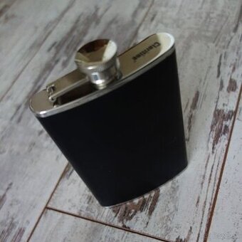 Nerezová ploskačka potiahnutá kožou - ťapka.