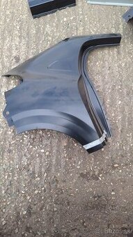 peugeot 208 pravý zadní blatnik