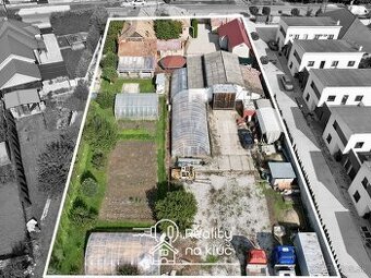 Na predaj dva rodinné domy s garážami a s obrovským pozemok