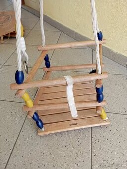 Detská drevená hojdacka