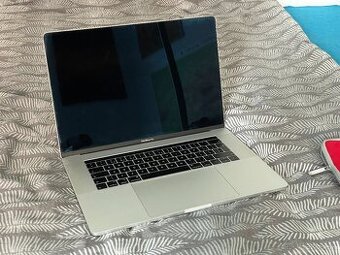 MacBook Pro 2018 15", 16GB RAM, 256GB SSD