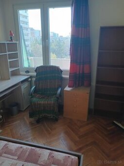 1-izbový byt. Zariadený s balkónom.