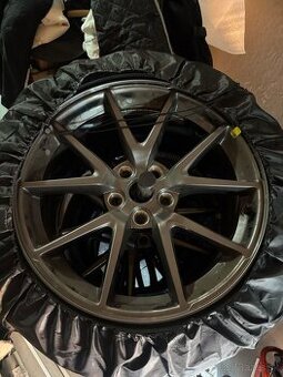 Sada 18″ diskov Aero a zimných pneumatík pre Model 3