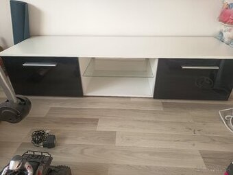 Skrinka pod televízor