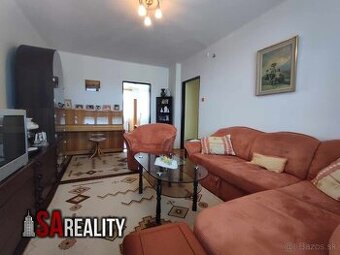 NA predaj 3 izbový byt Šarovce so záhradkou a garážou