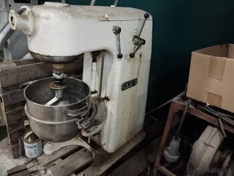 Univerzálny kuchynský robot ALBA RE20.