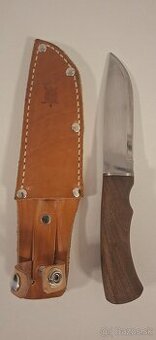 Nôž z uhlíkovej ocele.