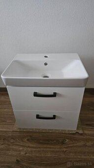 Stylova kupelnova skrinka s umyvadlom a bateriou