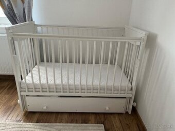 Detská postieľka s úložným priestorom a hojdaním