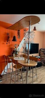 Barový pult so stoličkami