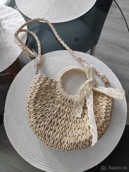 slamené kabelky,  šatka, ľanoé nohavice,
