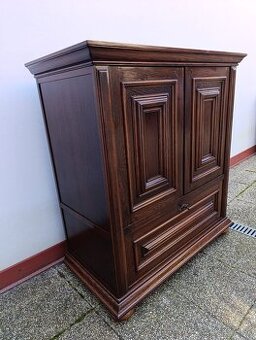 Masivní dubová skříň, komoda, rustikální.Nábytek s příběhem