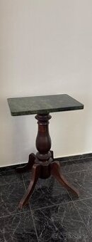 Mramorový príručný stolík s drevenou nohou