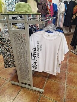 Textil, butik, likvidácia zásob, doplnky, figuríny