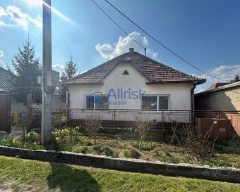 Starší zachovalý rodinný dom v tichej ulici v obci Hájske