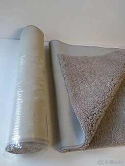 Svetlo šedý koberec