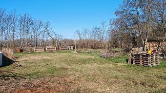 Na predaj pozemok na polosamote v obci Selice - časť Perješ