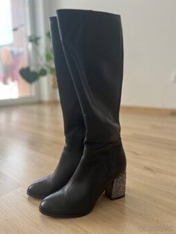 Kožené čierne čižmy s ozdobným podpätkom