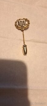 Klopný odznak „40 rokov ADAC“, zlato 585, hmotnosť: 4,7 g