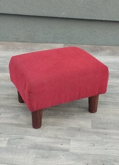 Taburet červený s drevenými nohami. - 1