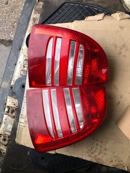 ŠKODA SUPERB 1 ZADNÉ SVETLA  SEDÁKY