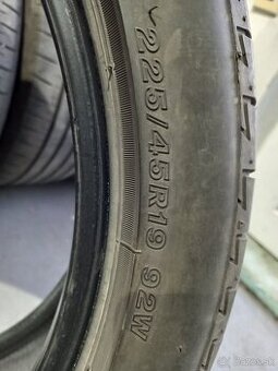 225/45 R19 92W