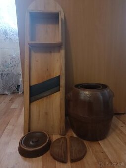 Súdok na kapustu a nože na rezanie kapusty