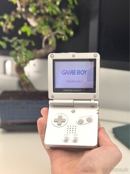 Nintendo Gameboy Advance SP s hrou