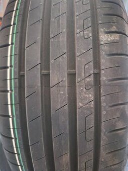 Goodyear 215/55 R17 Letne