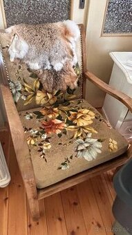 Retro kvetinové kreslo – vintage štýl