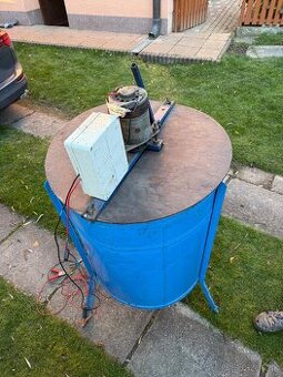 Medomet s motorom na 12V