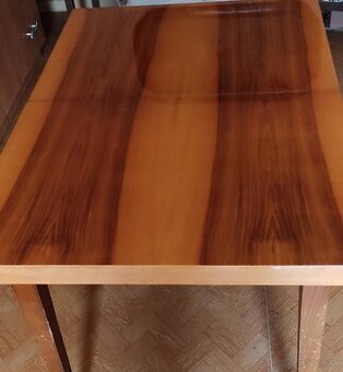 Starodávny masívny nábytok